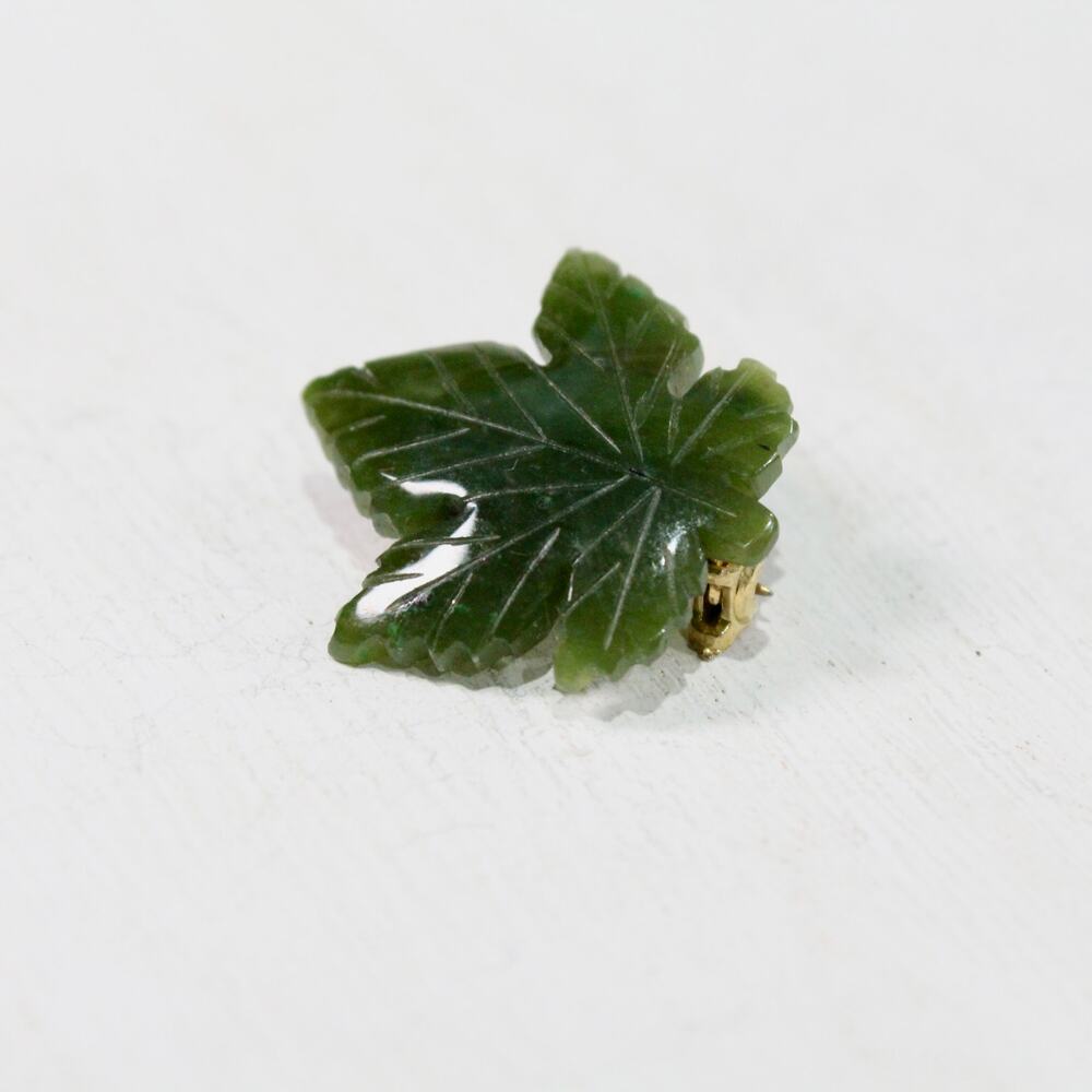 Vintage Green Carved Nephrite Jade Stone Canadian Maple Leaf Brooch Pin